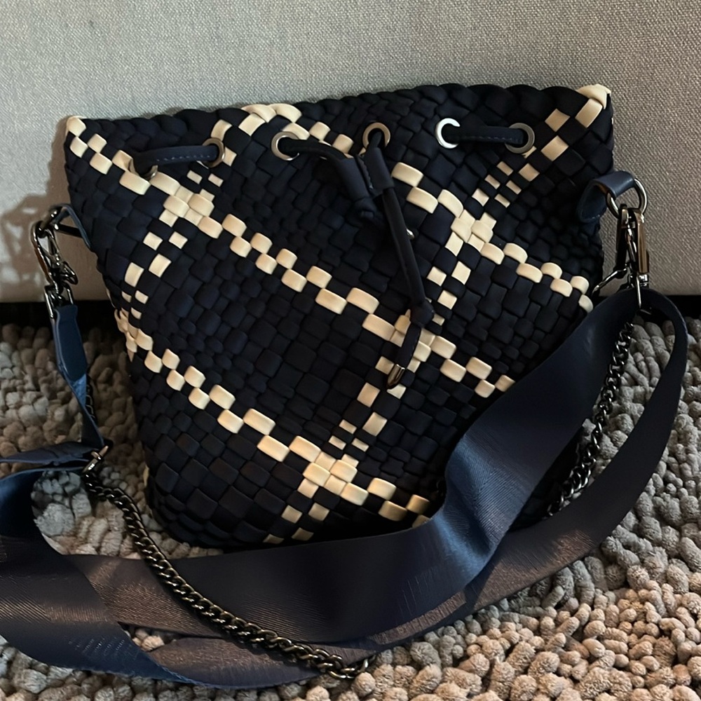 Prenelove woven bucket bag. Navy/tan